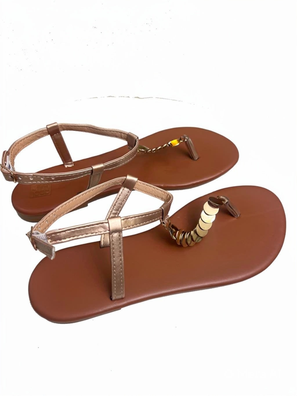 Sandalias Planas T-Strap Bronce Metalizado con Detalles Dorados