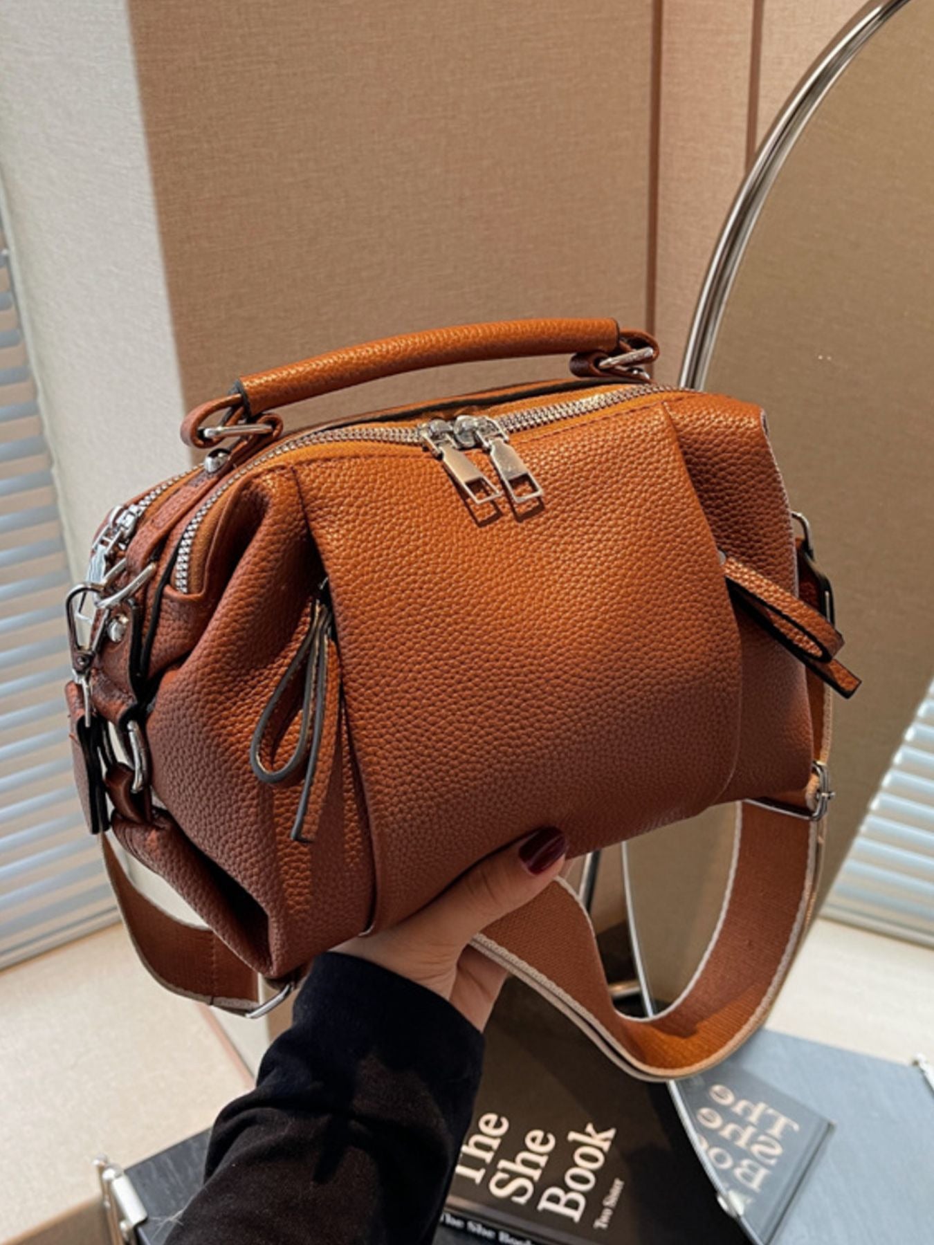 Conjunto bolso, pantalón talle alto y top de punto manga corta