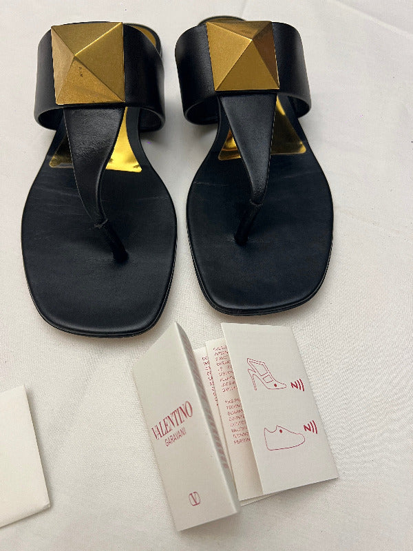 Sandalias Valentino Garavani Roman Stud T-Strap segunda mano