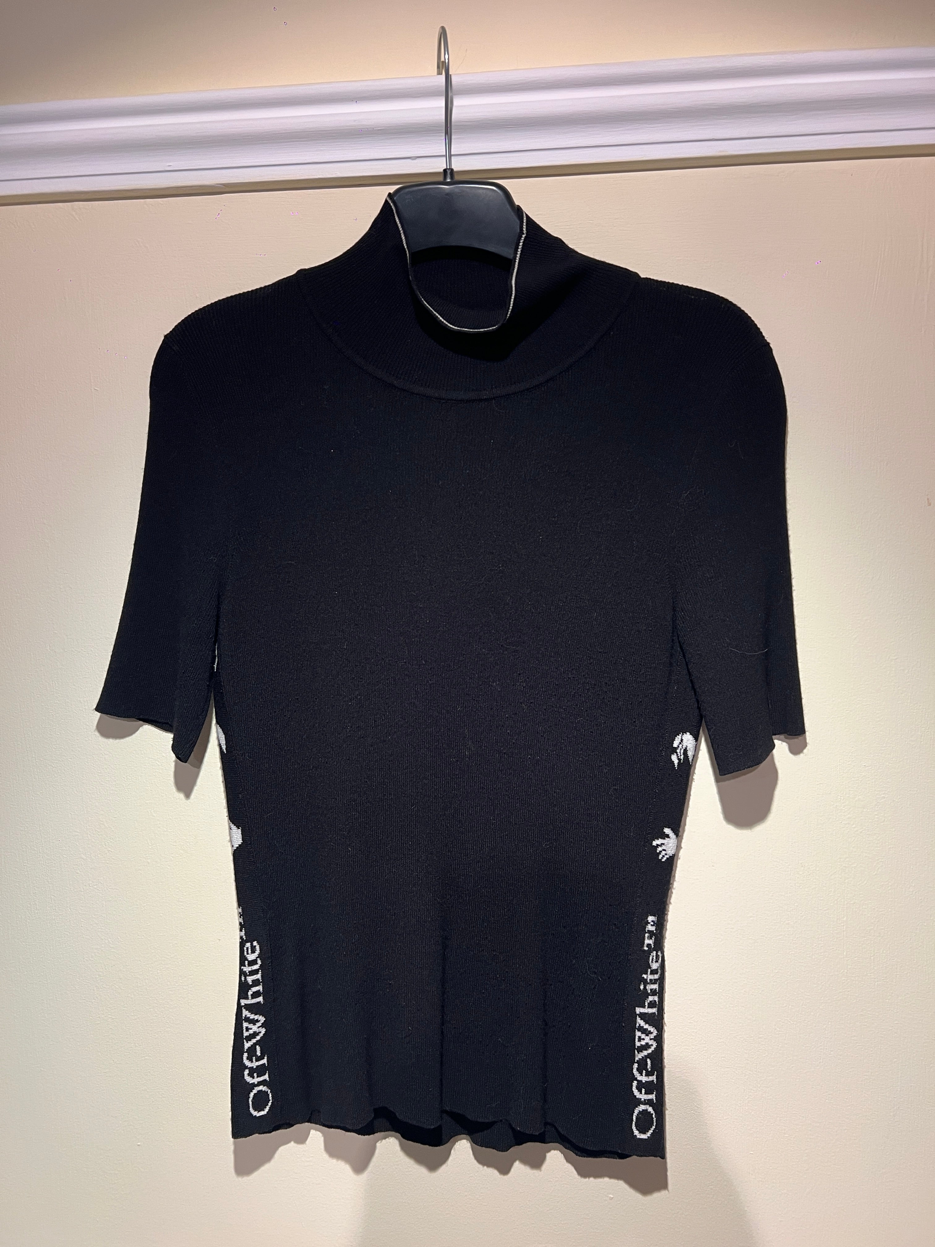 Jersey Off-White Canalé Negro Cuello Alto Manga Corta – Pre-Loved