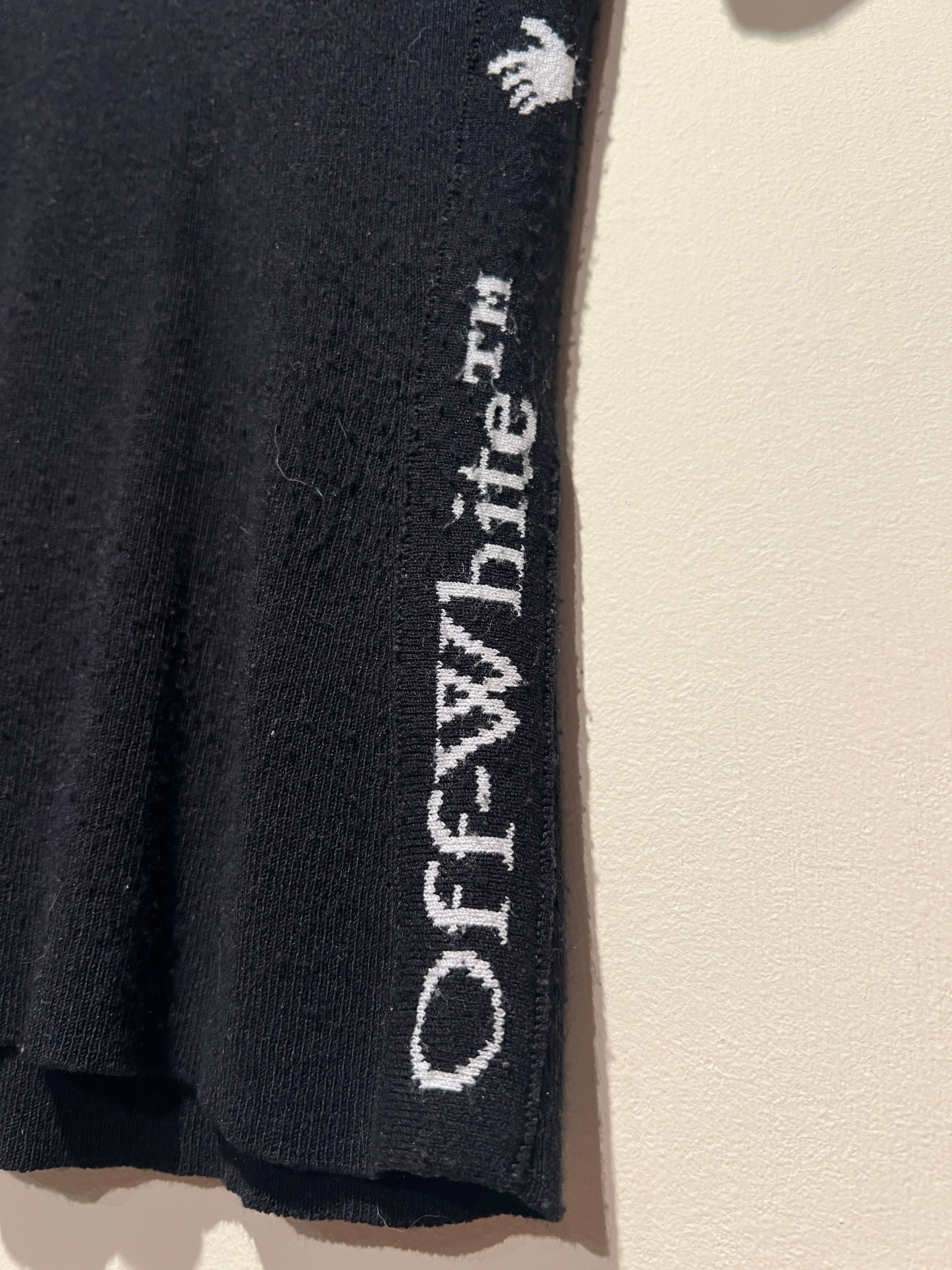 Jersey Off-White Canalé Negro Cuello Alto Manga Corta – Pre-Loved
