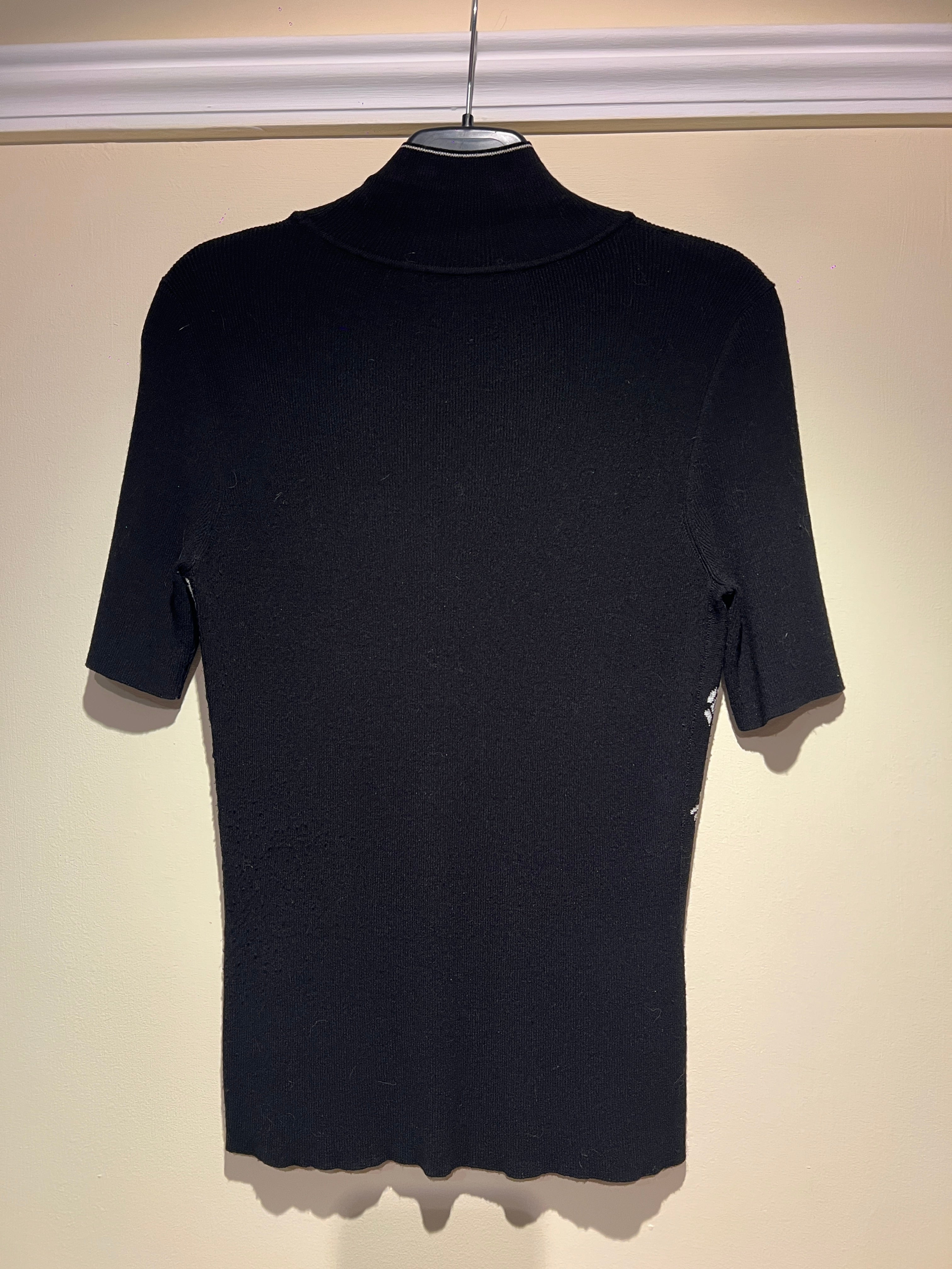 Jersey Off-White Canalé Negro Cuello Alto Manga Corta – Pre-Loved