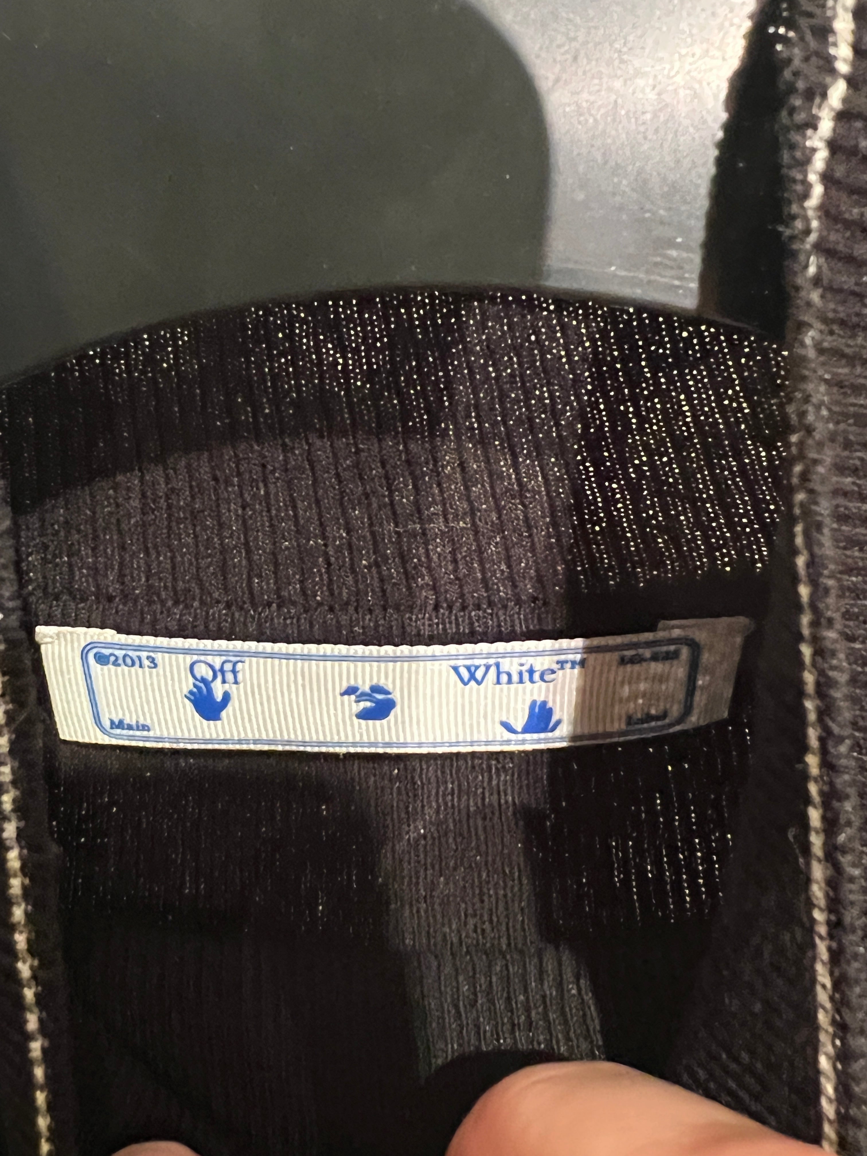 Jersey Off-White Canalé Negro Cuello Alto Manga Corta – Pre-Loved