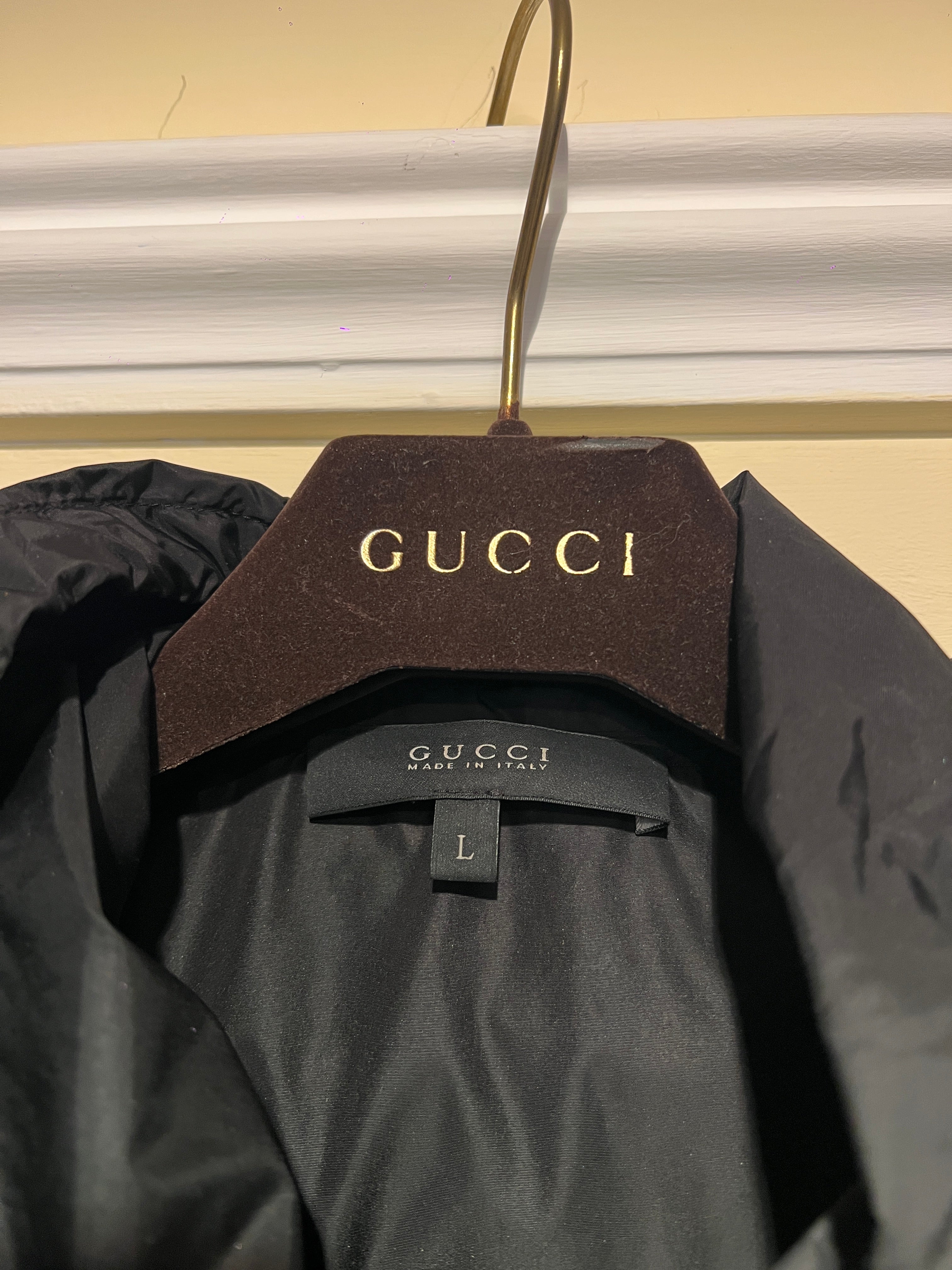 Chubasquero Gucci nylon negro segunda mano talla L