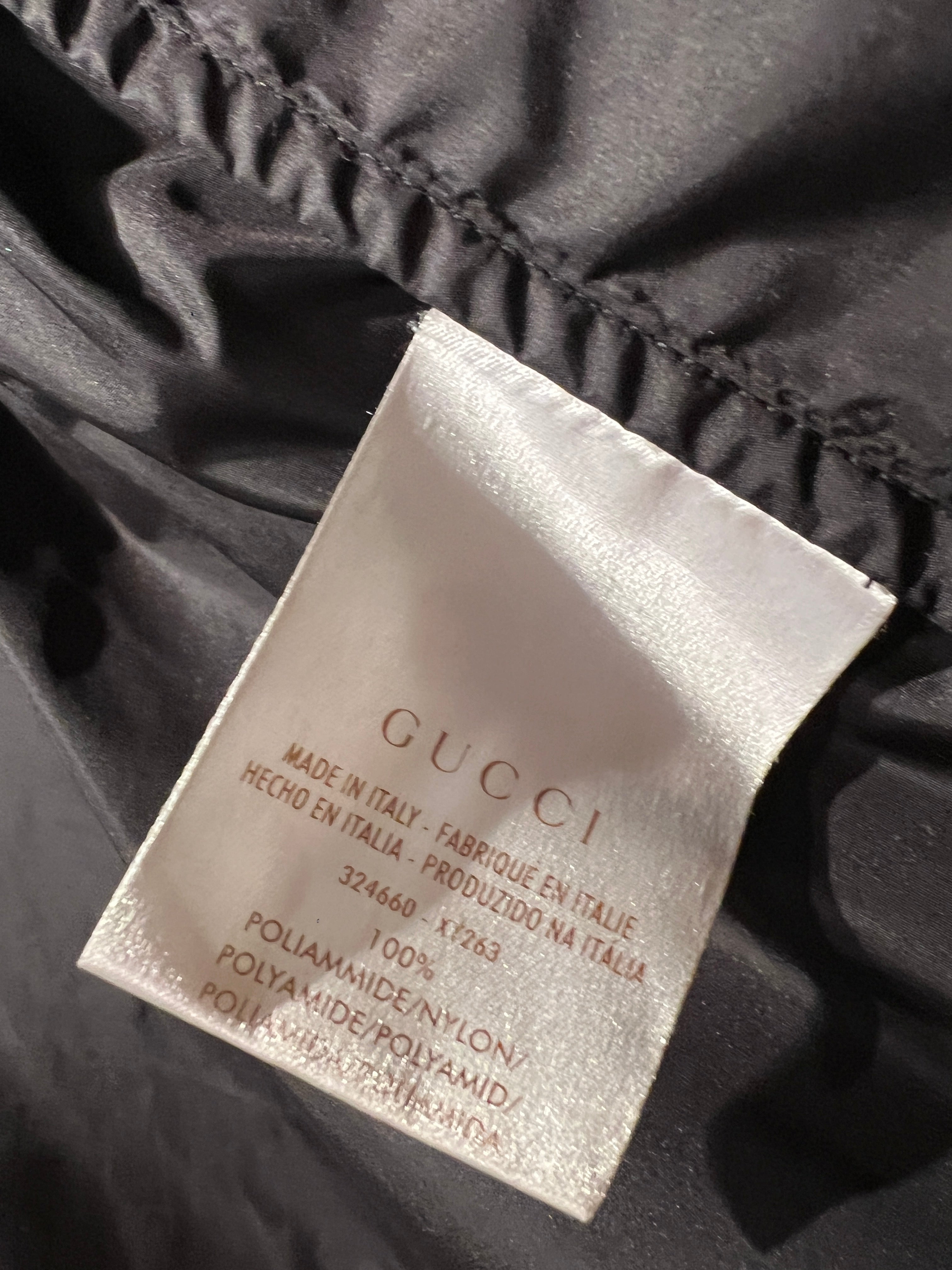 Chubasquero Gucci nylon negro segunda mano talla L