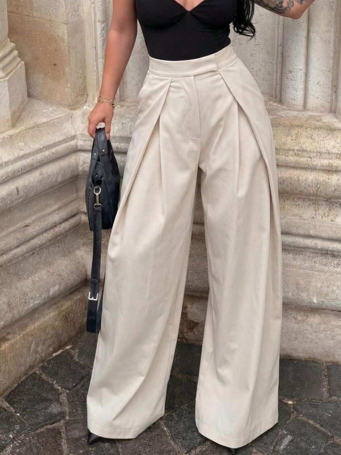 Conjunto bolso, pantalón talle alto y top de punto manga corta
